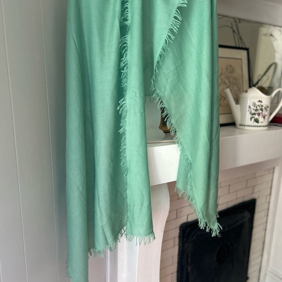100% cashmere Mint Green Fringed Scarf - Picture 2 of 4